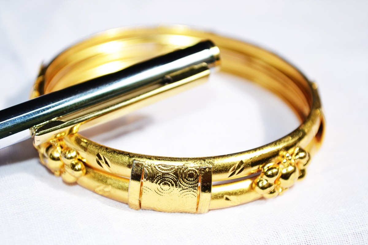 Pomysł na prezent dla kobiety – złota biżuteria