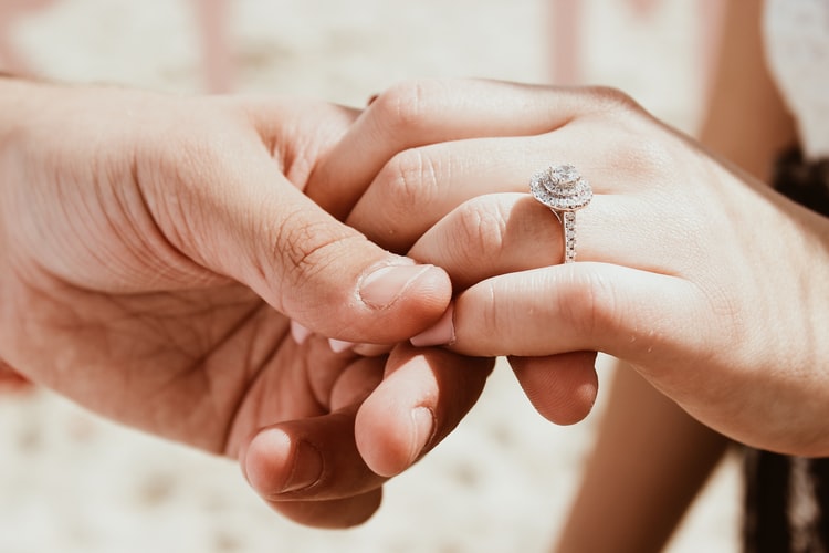 Złoty pierścionek zaręczynowy – jak wybrać?